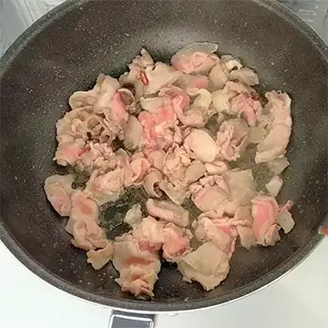 豚バラ肉を炒める