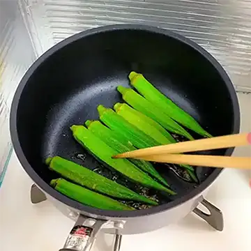 調味料を絡めたオクラ