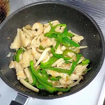 調味料を入れた和風チンジャオロース