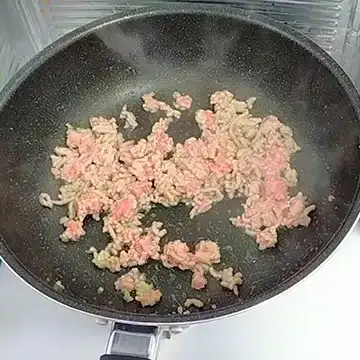 豚ひき肉を炒める様子