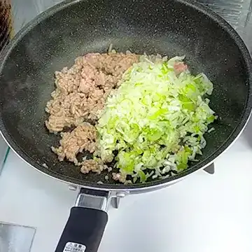 長ネギと豚ひき肉を炒める様子