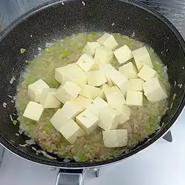 切った豆腐を炒める様子