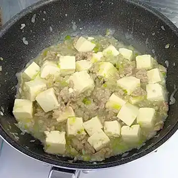 水溶き片栗粉を入れた麻婆豆腐