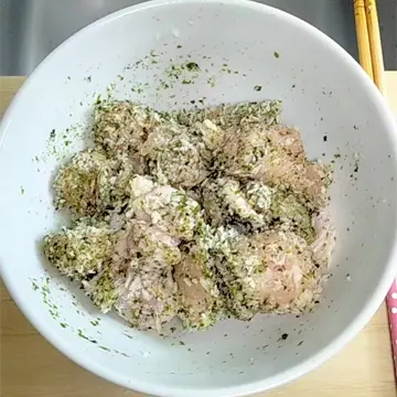 衣をまぶした鶏むね肉