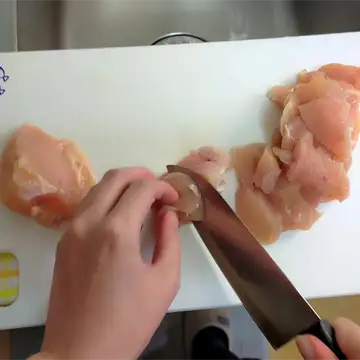 鶏肉を切る