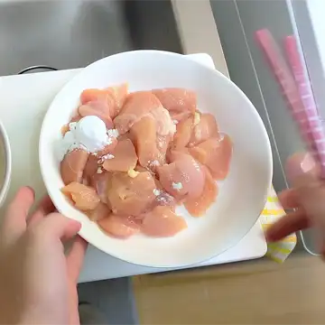 鶏肉に塩と片栗粉をまぶす