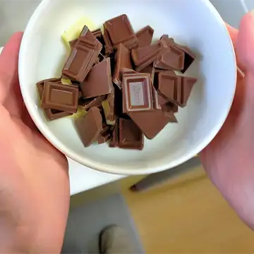 チョコとバターをレンジで溶かす