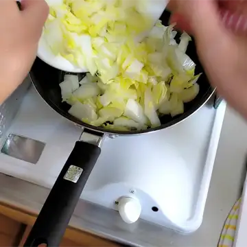 バターで白菜を炒める