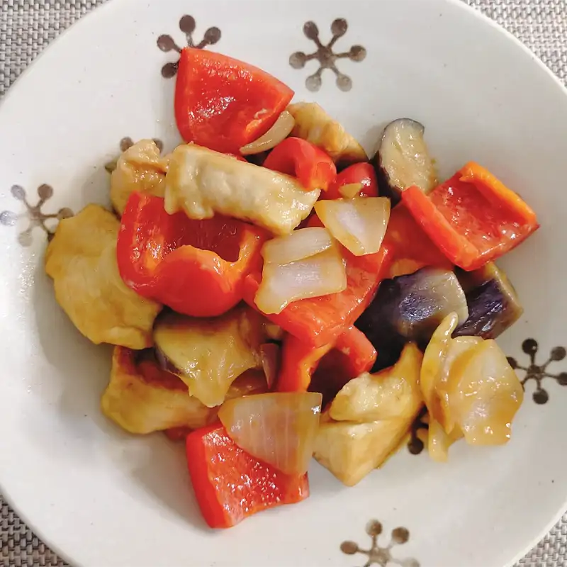 なすパプリカと鶏むね肉のピーナッツバター炒め レシピ 作り方 夜中めし