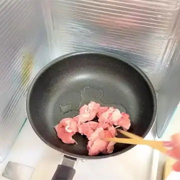 豚こま肉を炒める