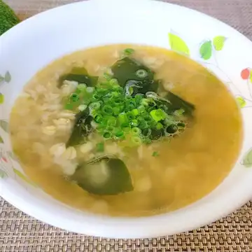 盛り付けた中華スープ