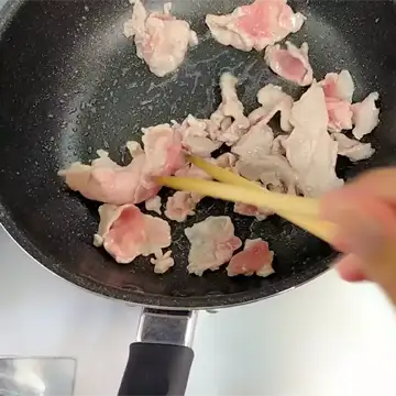 豚肉を炒める