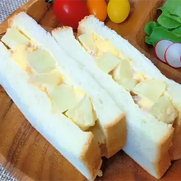 盛り付けたツナポテトたまごサンド