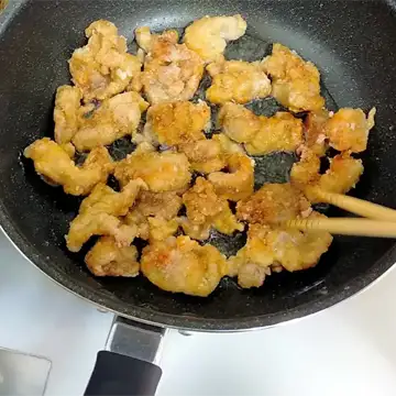 揚げ焼きにしている豚こま肉