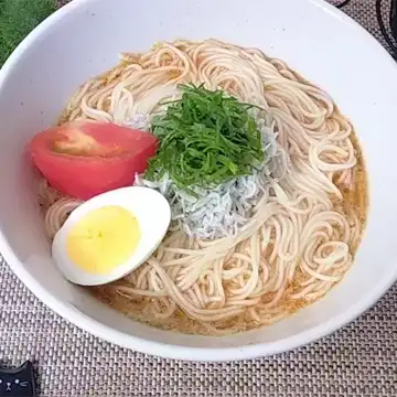 丼に盛り付けたピリ辛冷やしそうめん