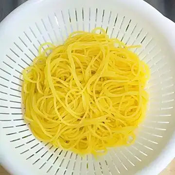 茹でて冷やしたパスタ