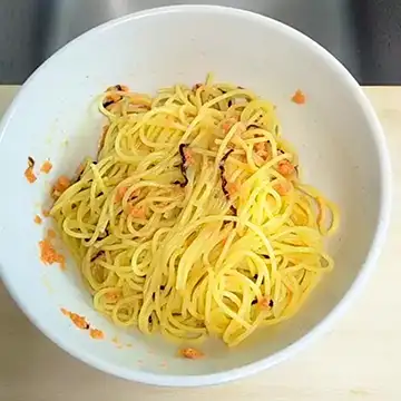 ソースを和えたパスタ