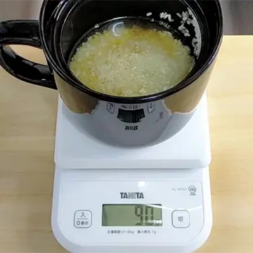 水と調味料を入れたお米