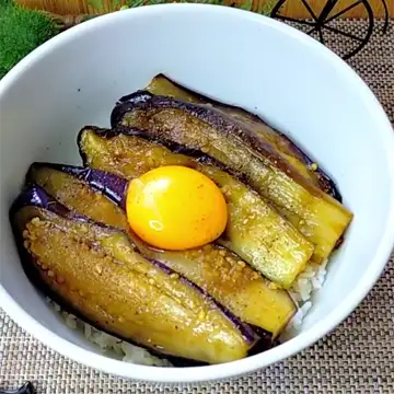 盛り付けたなすの蒲焼き丼