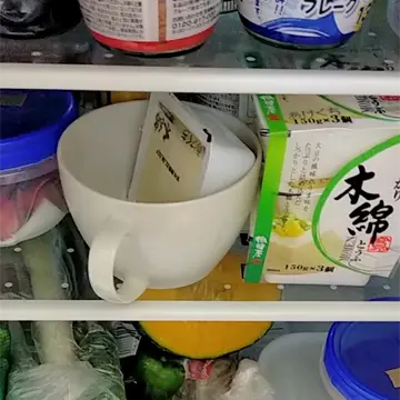 冷蔵庫で水切りしている豆腐