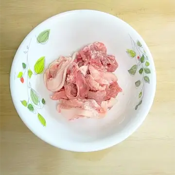 薄力粉をまぶした豚こま肉