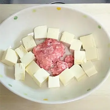 深皿に入れた豚ひき肉と豆腐