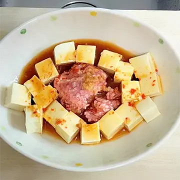 調味料をかけた豚ひき肉と豆腐