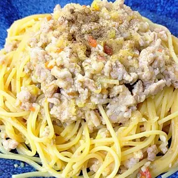 盛り付けた汁なし担々パスタ