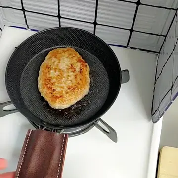 ハンバーグを裏返したところ