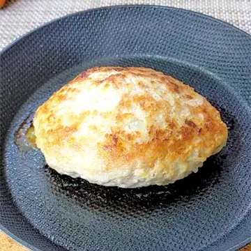 盛り付けた焼き立てのハンバーグ