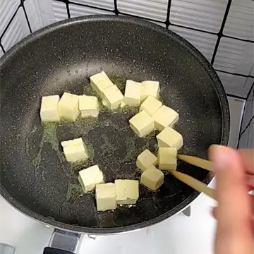 豆腐を炒める様子