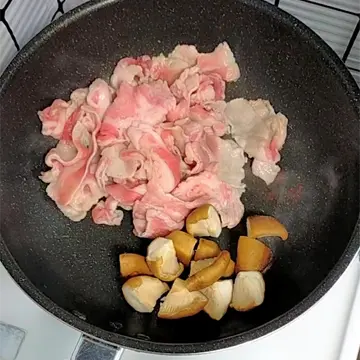 豚バラ肉と椎茸を炒める様子