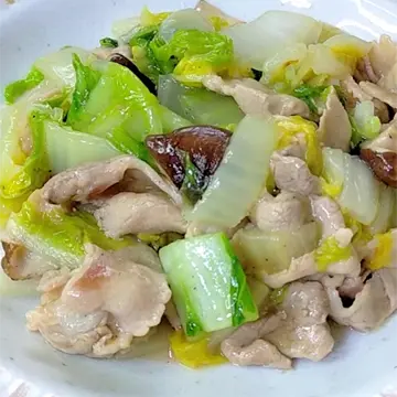 盛り付けた白菜と豚バラ肉の塩あんかけ