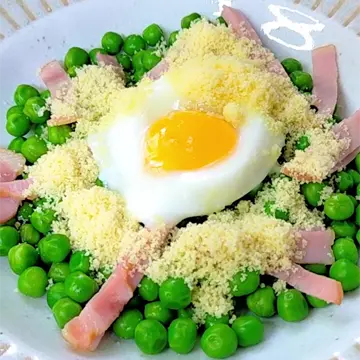 粉チーズを振った青豆とチーズの温サラダ