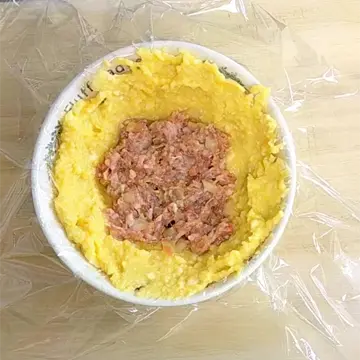 皮の中に肉まんの具を入れたところ