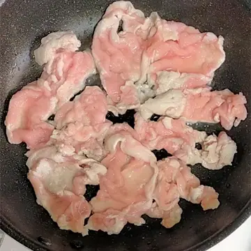 中火で豚肉を焼く様子