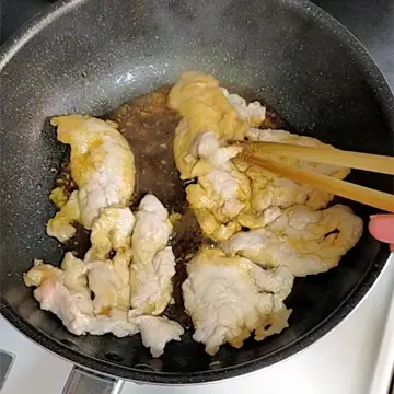 調味料を入れて煮詰める様子